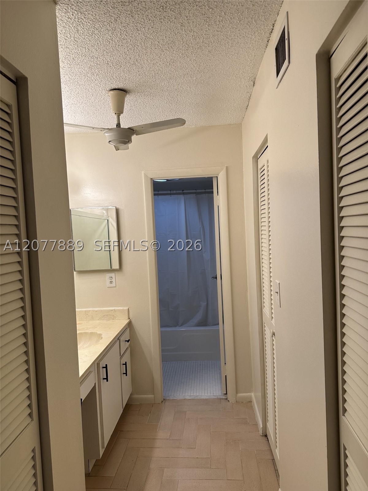 6061 N Falls Cir Dr 106 Property Photo 2