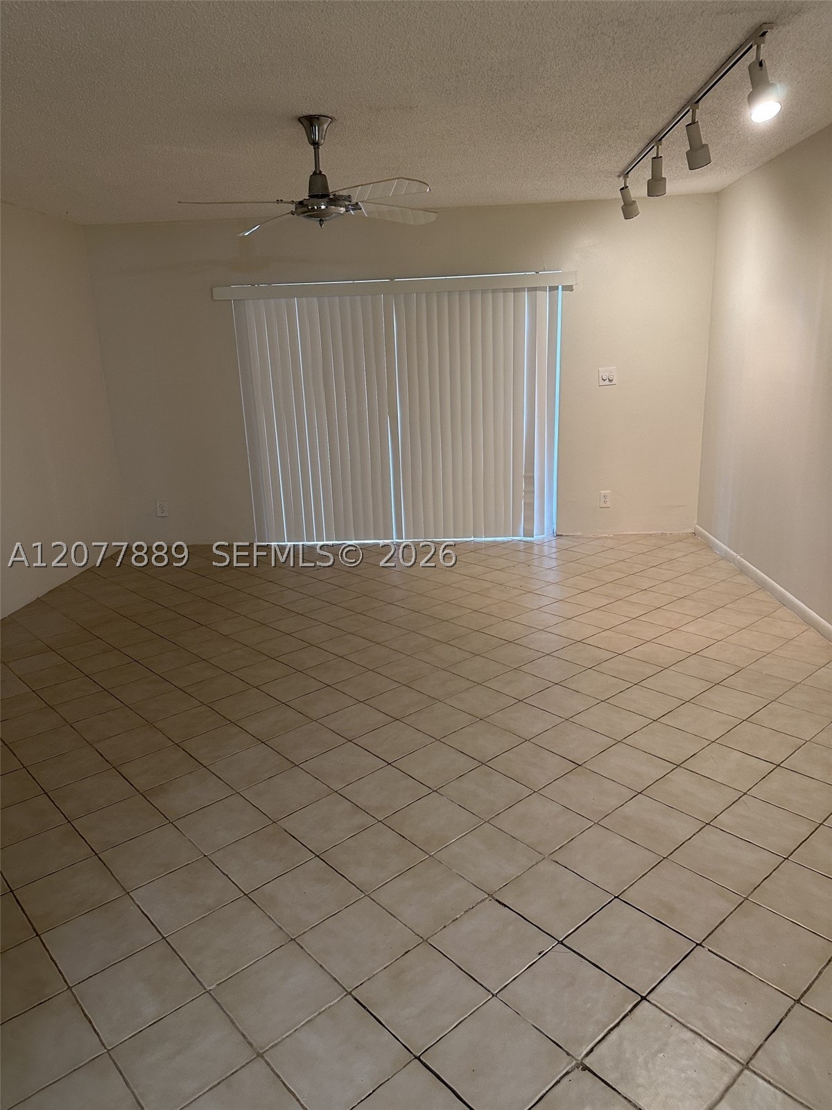 6061 N Falls Cir Dr 106 Property Photo 3