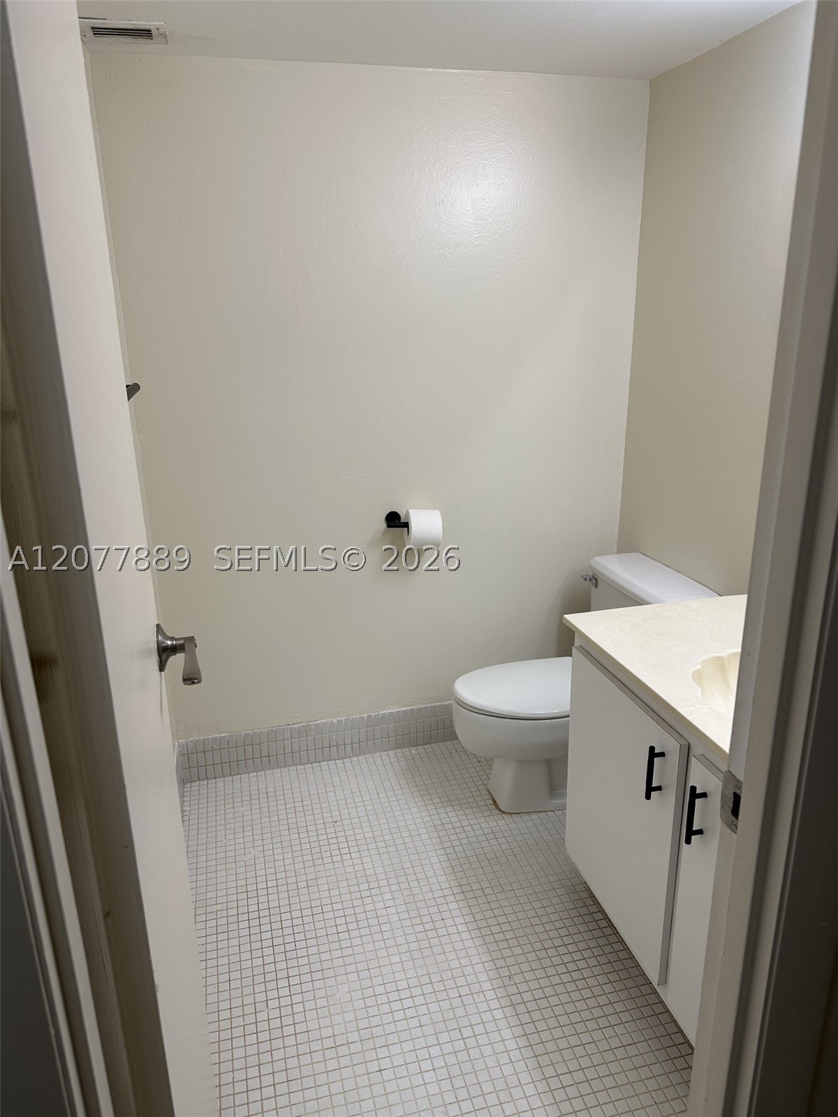 6061 N Falls Cir Dr 106 Property Photo 5