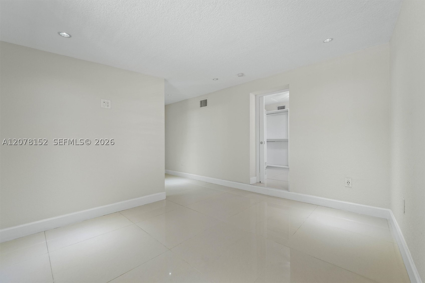 292 E 55th St Property Photo 14