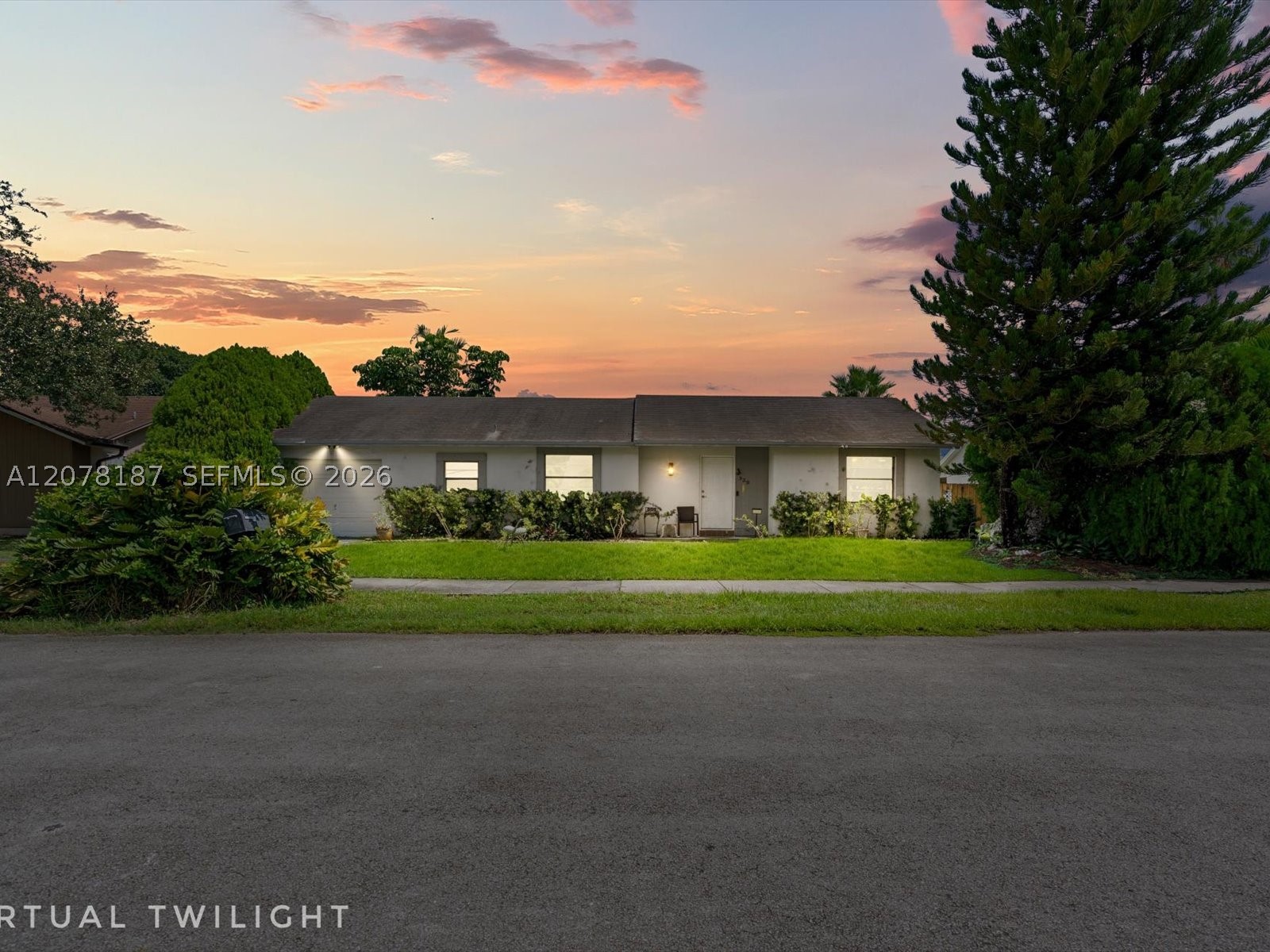 939 S Bluebird Ln Property Photo 1