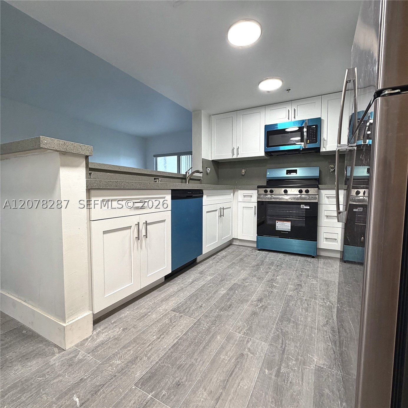 120 S Douglas Rd 405 Property Photo 2