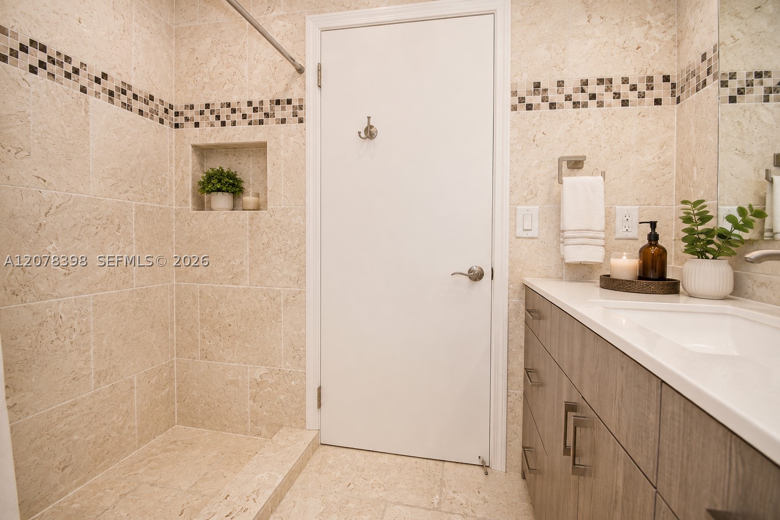 700 Sorrento Dr Property Photo 15