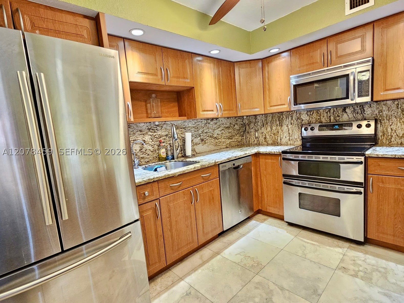 427 Golden Isles Dr 16e Property Photo 4