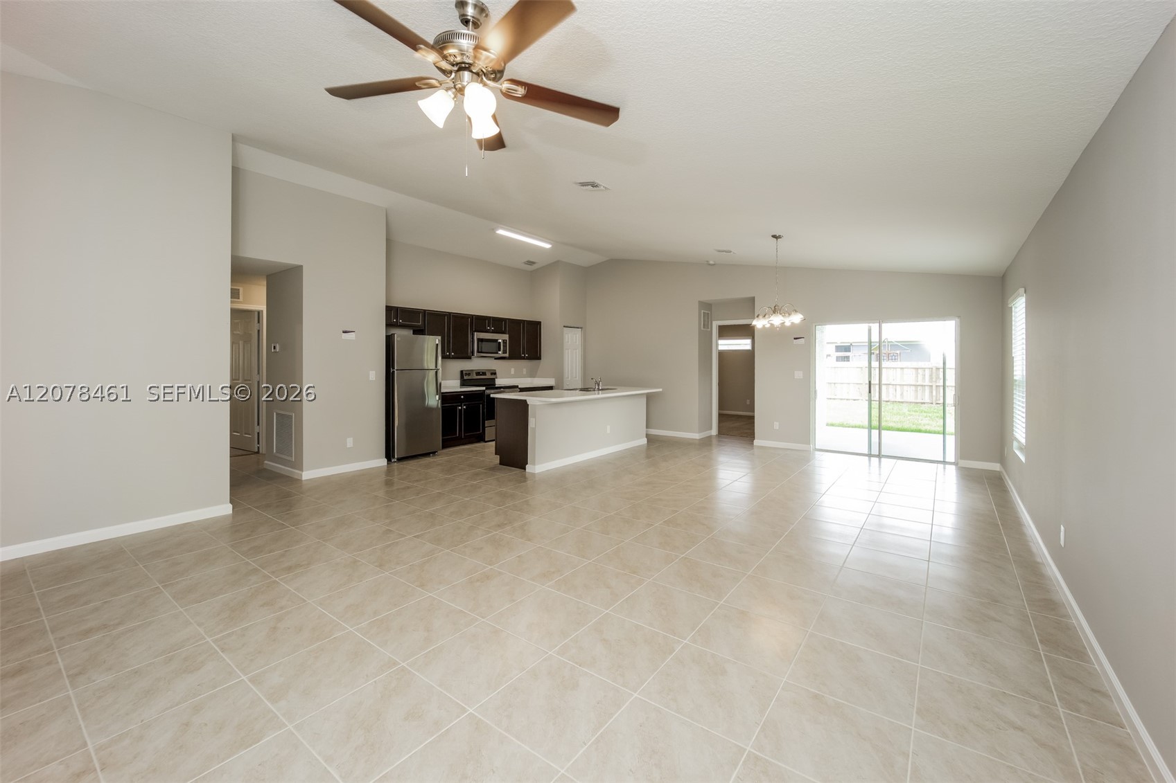 643 Sw Sail Ter Property Photo 3