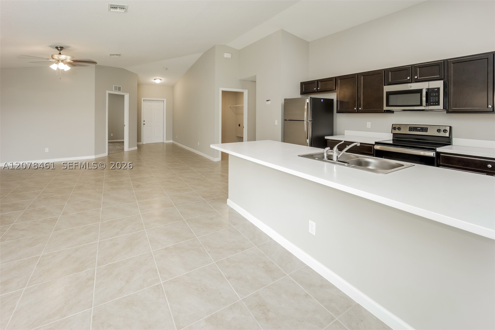 643 Sw Sail Ter Property Photo 5