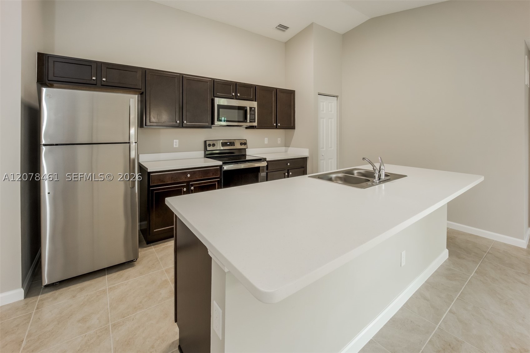 643 Sw Sail Ter Property Photo 7