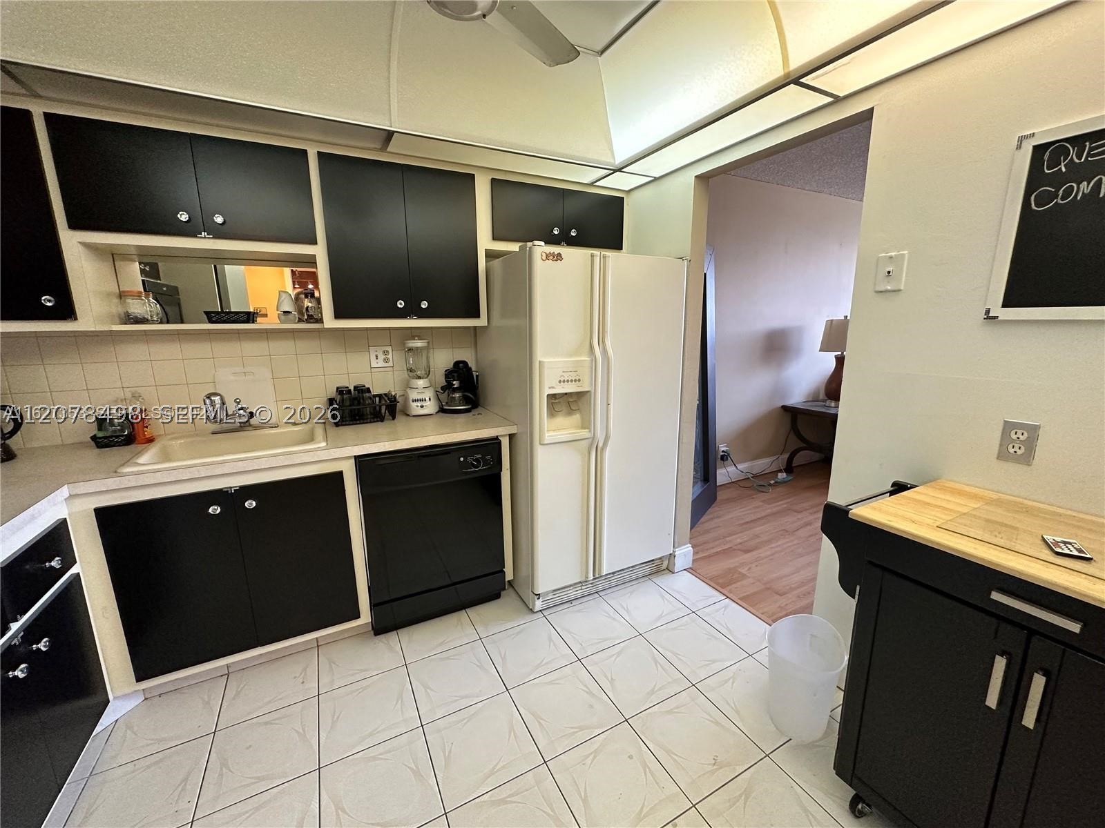 2741 Taft St 212 Property Photo 5