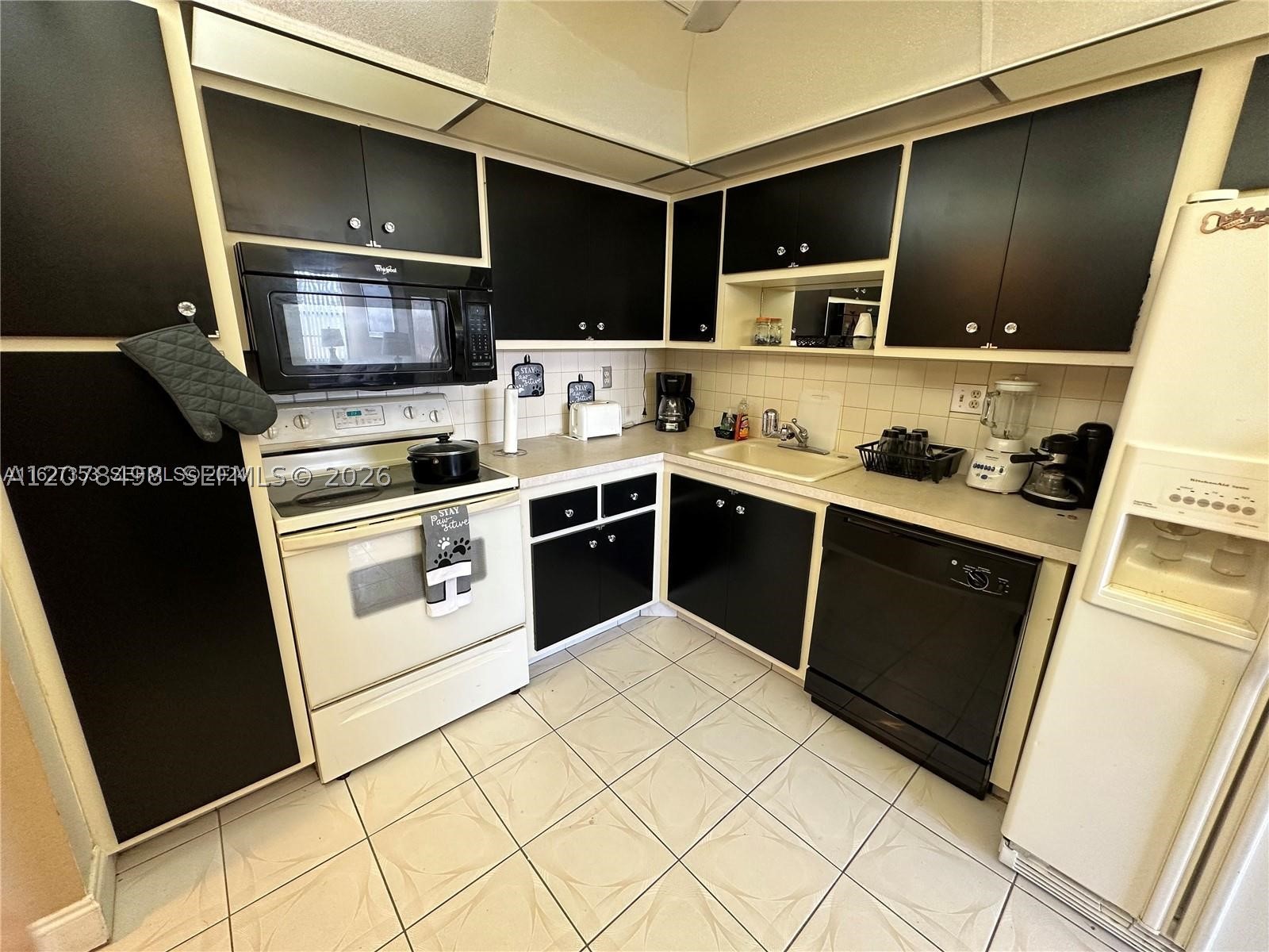 2741 Taft St 212 Property Photo 8