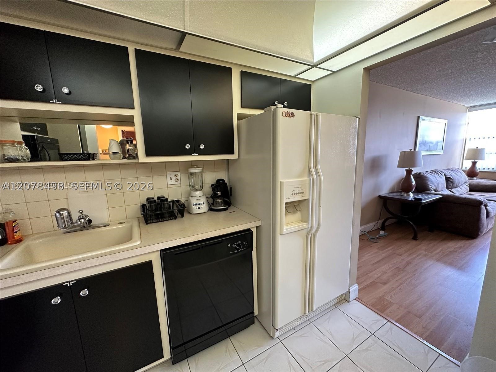 2741 Taft St 212 Property Photo 9