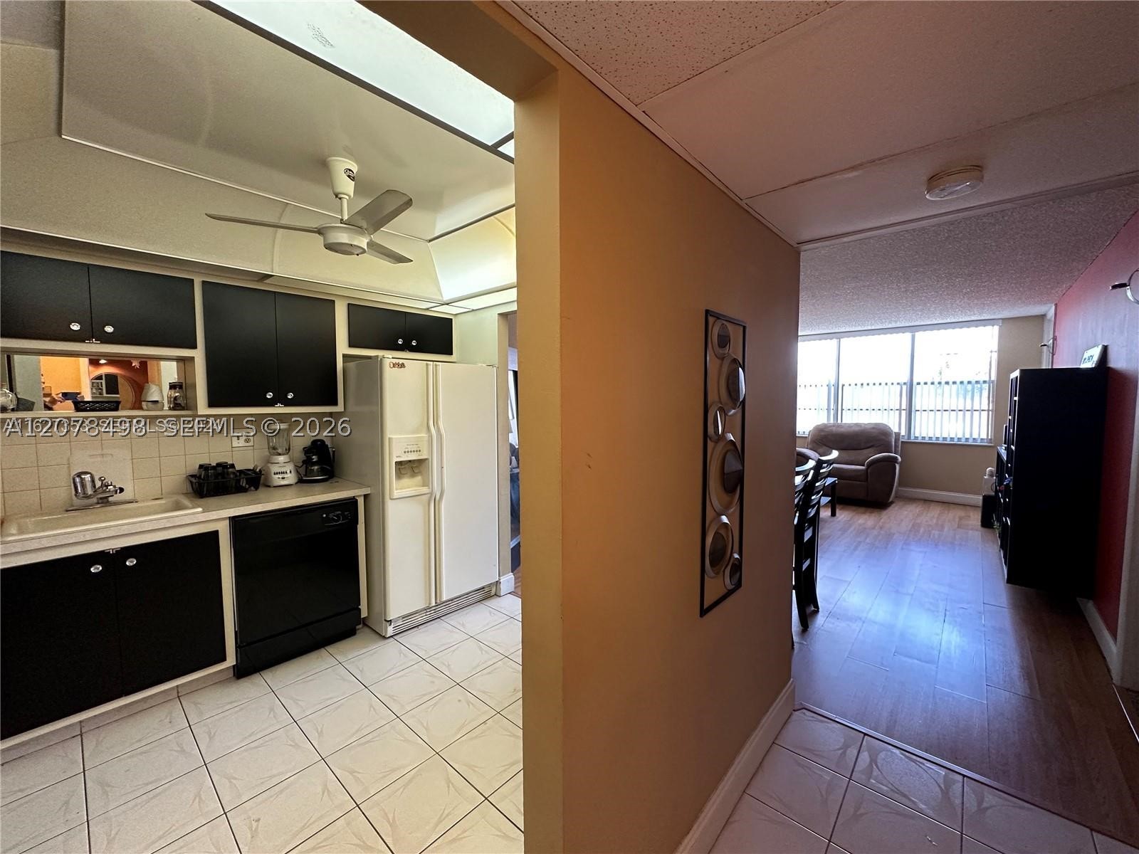 2741 Taft St 212 Property Photo 10