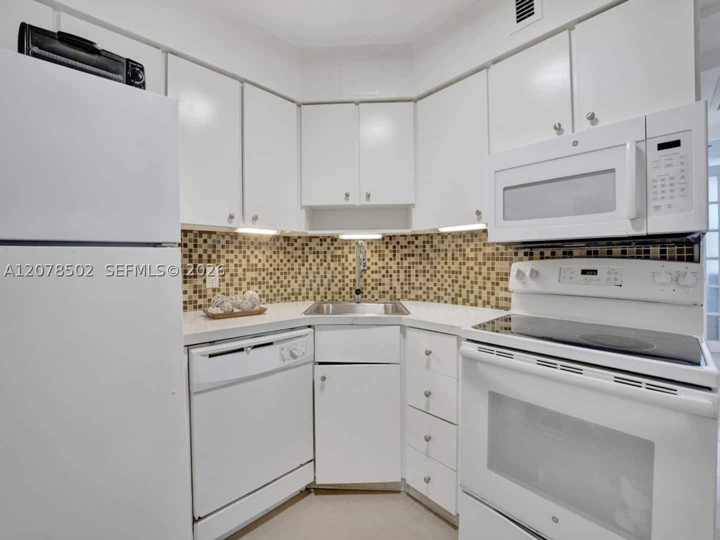 5225 Collins Ave 1516 Property Photo 8