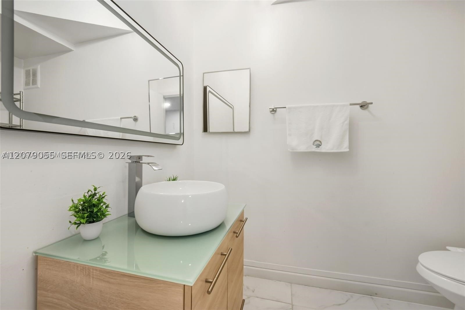 140 Lakeview Dr 203 Property Photo 5