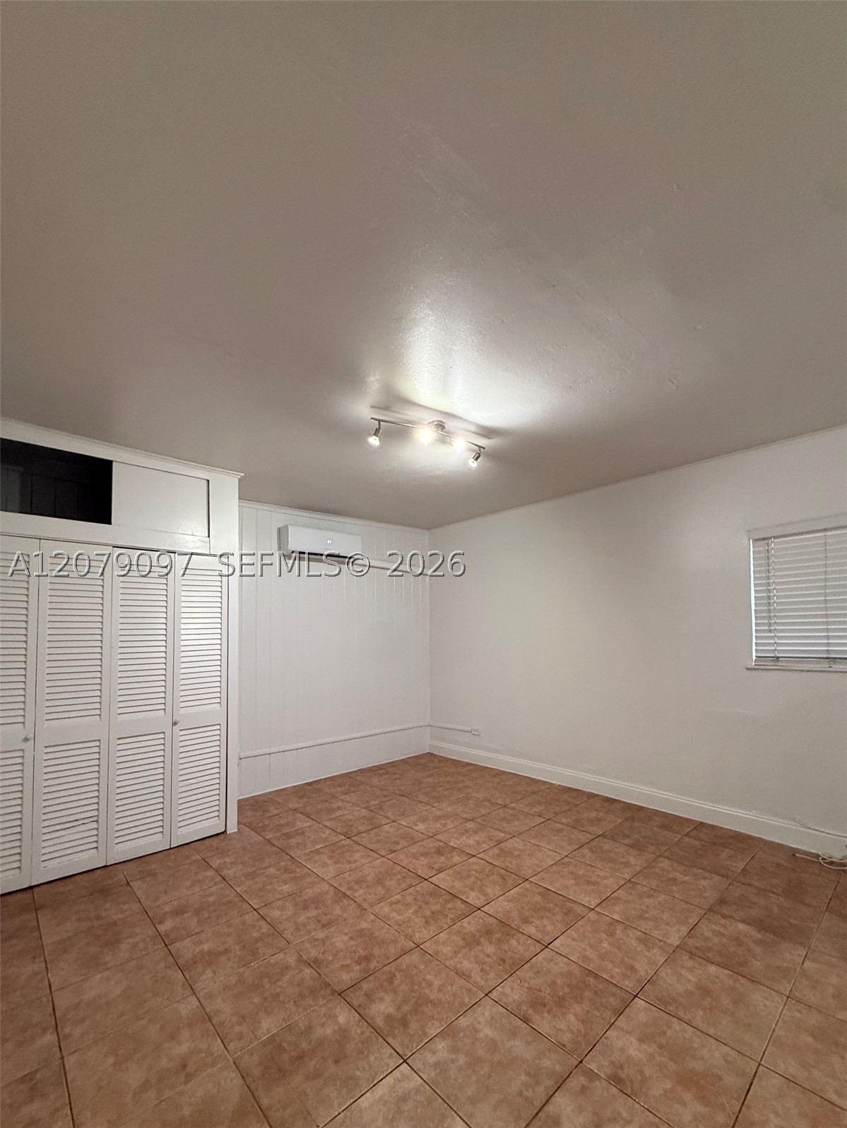 12906 Ne 6th Ave 2 Property Photo 11