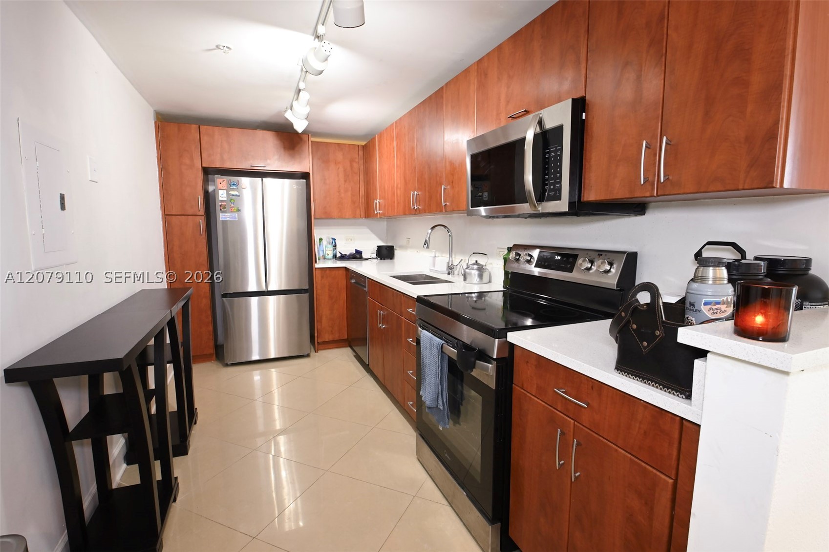 7501 E Treasure Dr 1h Property Photo 8