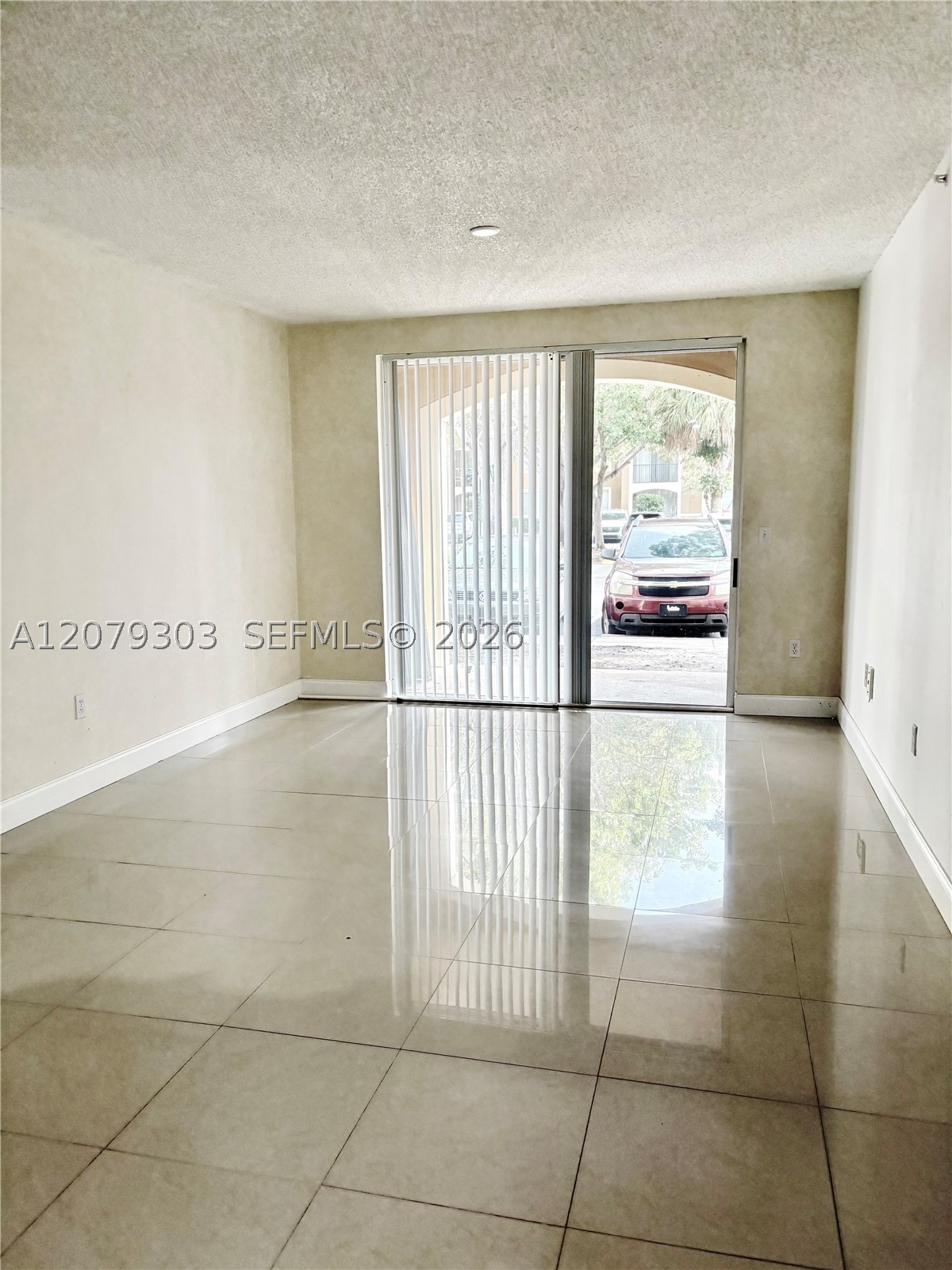 8030 N Nob Hill Rd 105 Property Photo 6