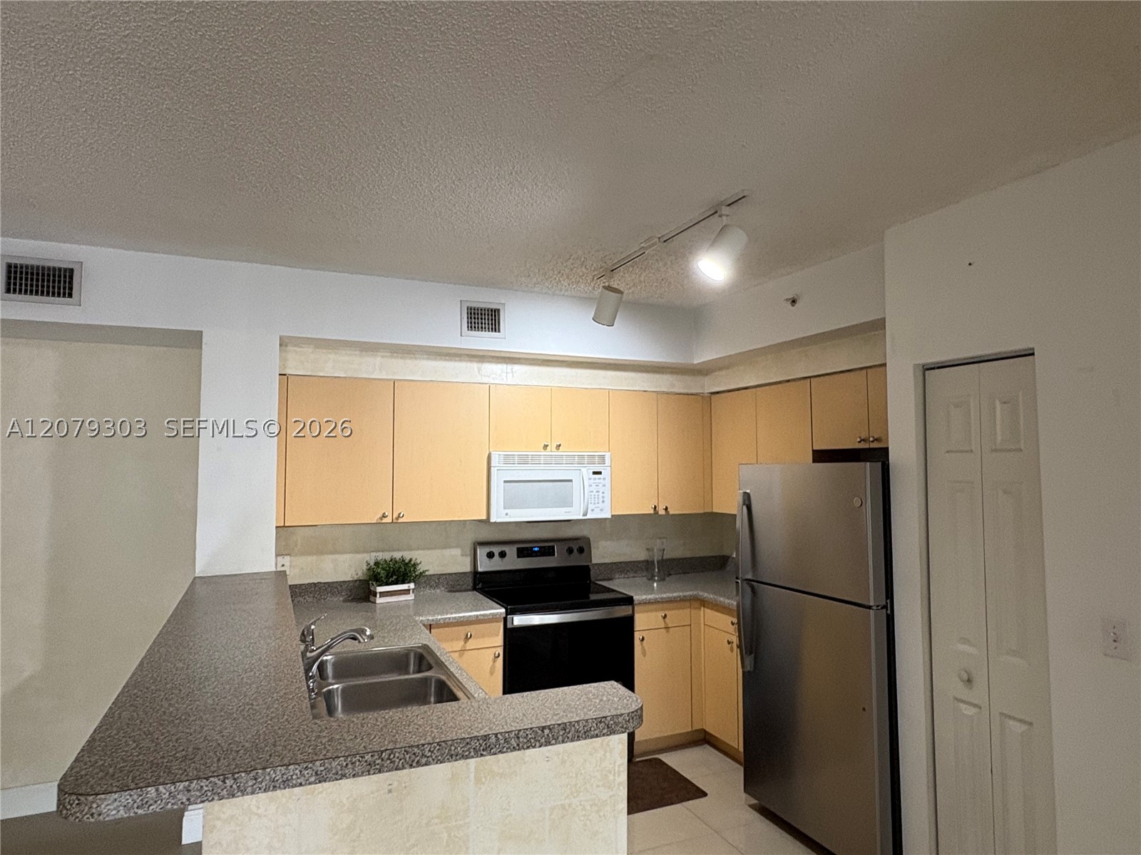 8030 N Nob Hill Rd 105 Property Photo 7