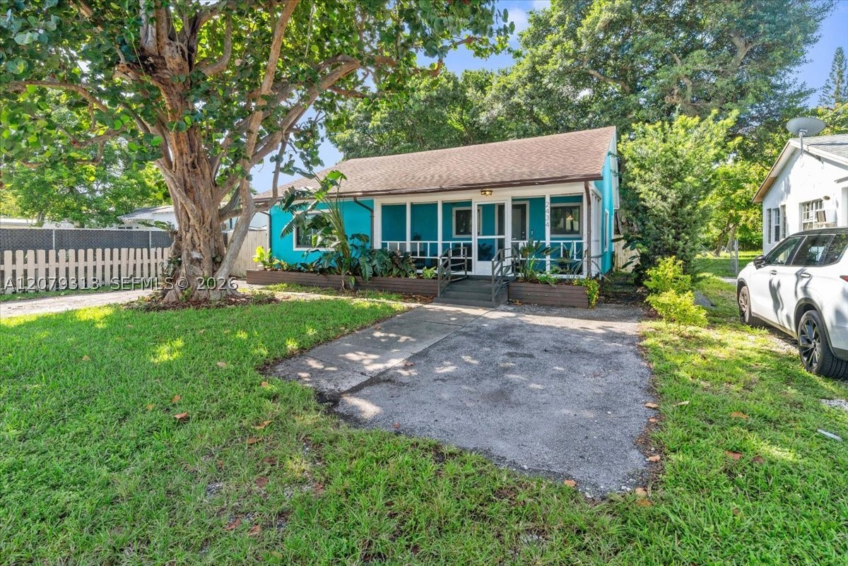 2434 Lincoln St Property Photo 2