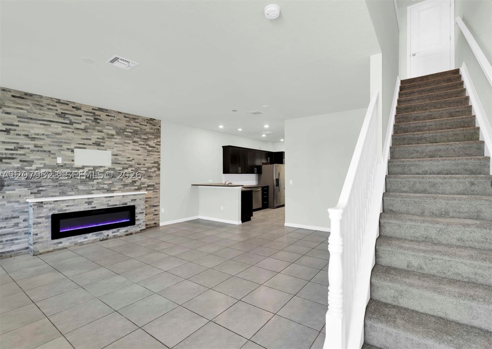 1240 Eucalyptus Dr 2 Property Photo 4