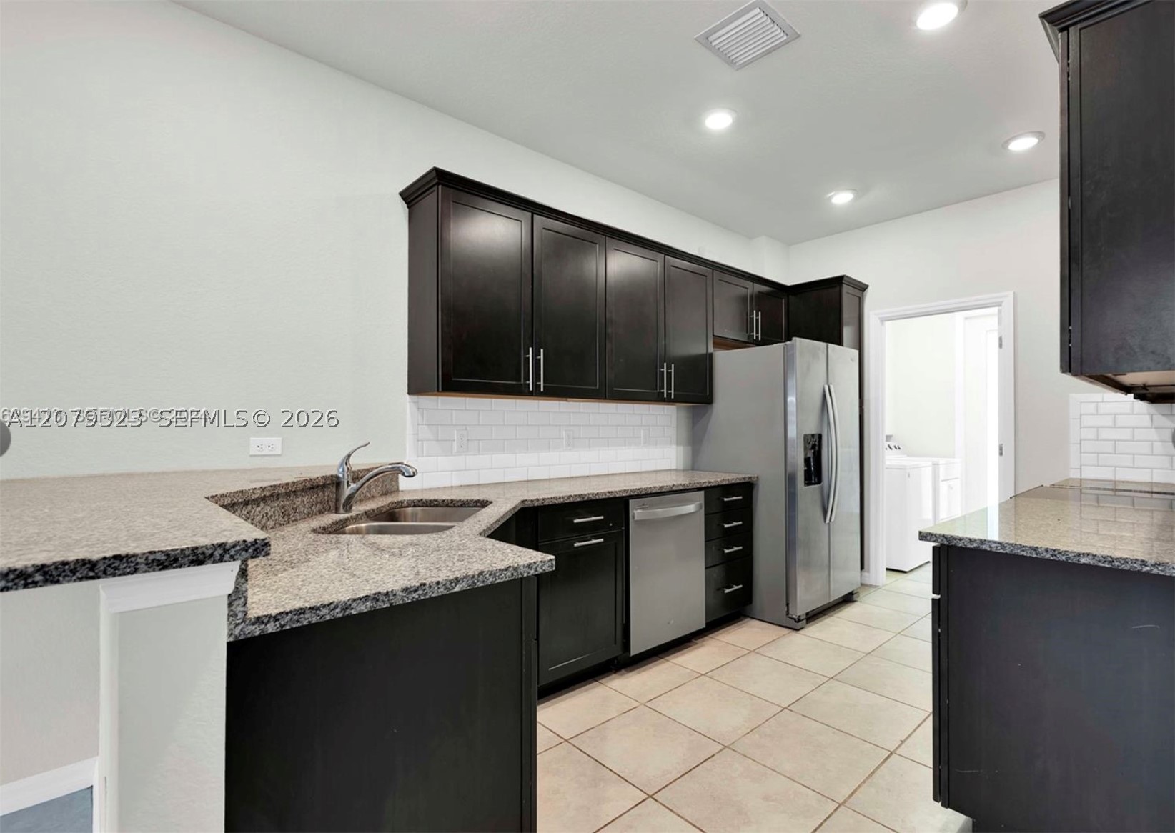 1240 Eucalyptus Dr 2 Property Photo 5