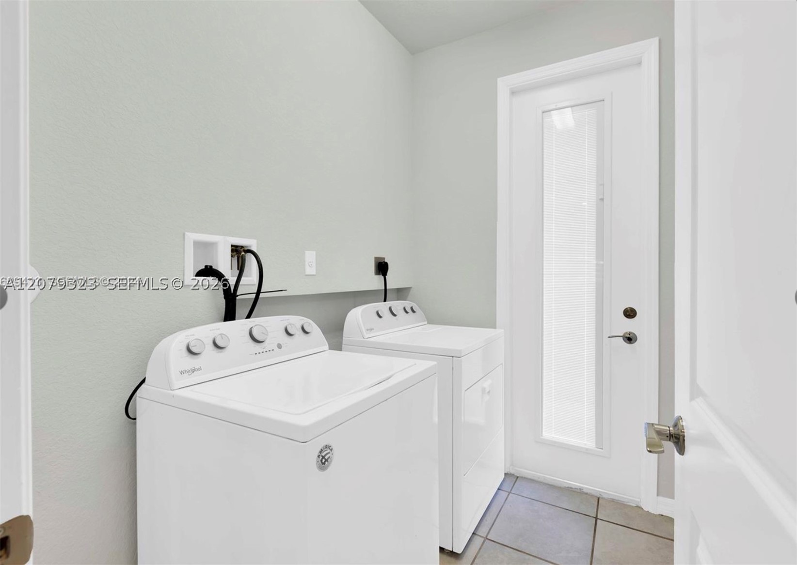 1240 Eucalyptus Dr 2 Property Photo 9