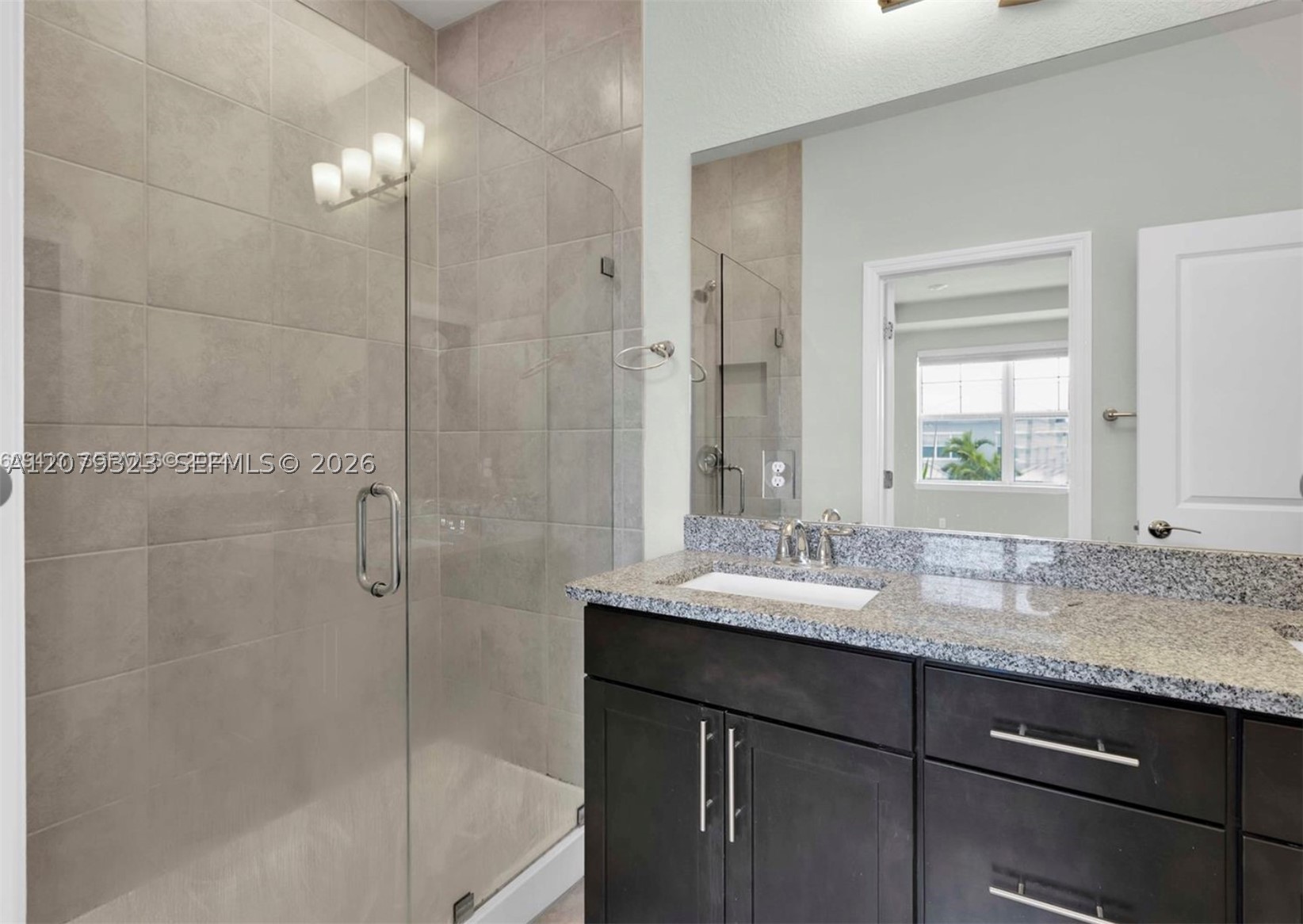 1240 Eucalyptus Dr 2 Property Photo 13