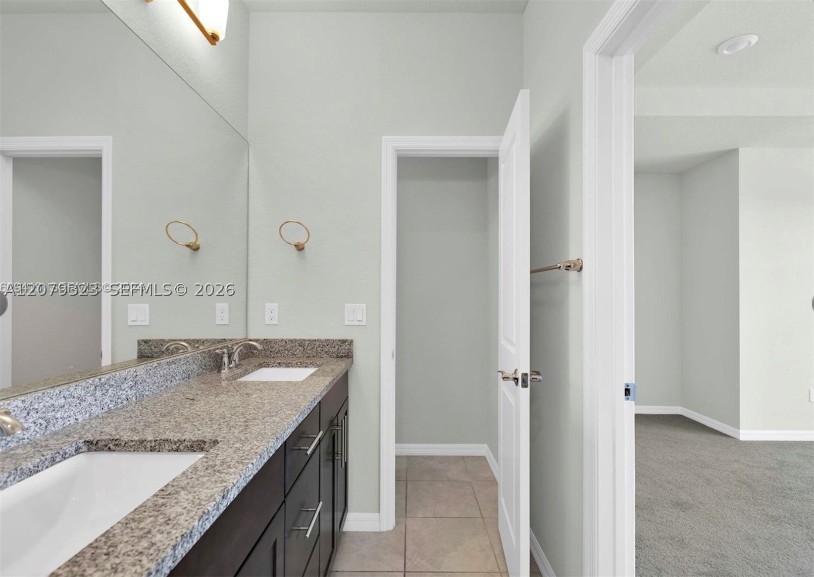 1240 Eucalyptus Dr 2 Property Photo 14