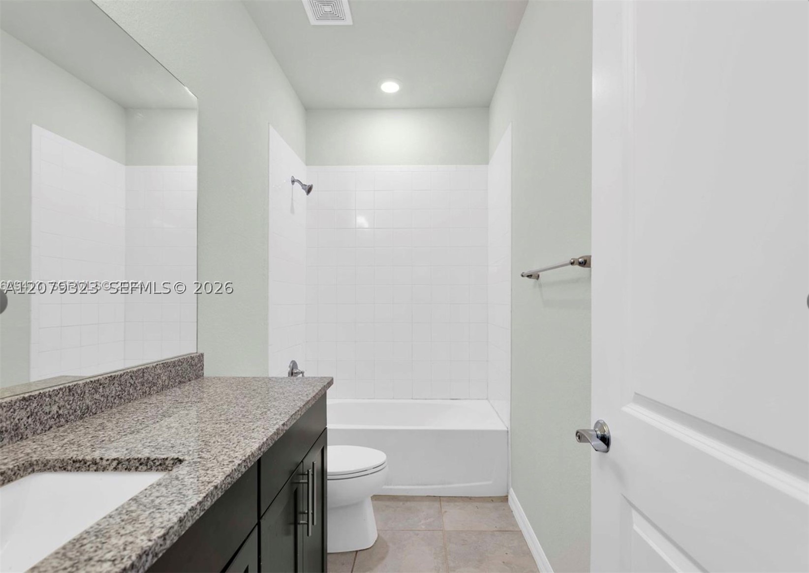 1240 Eucalyptus Dr 2 Property Photo 19