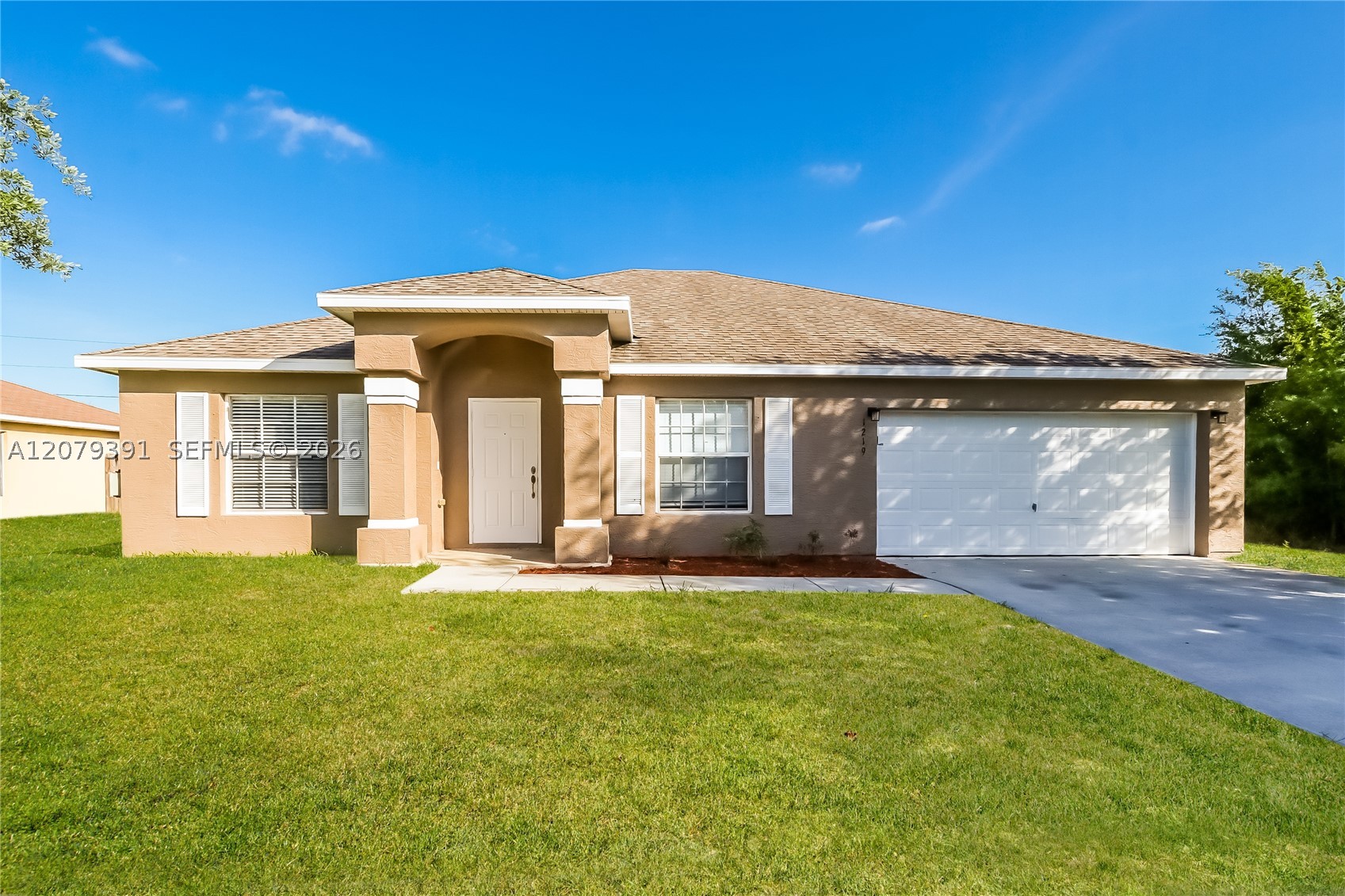 1219 SW Eleuthera Ave Property Photo 1
