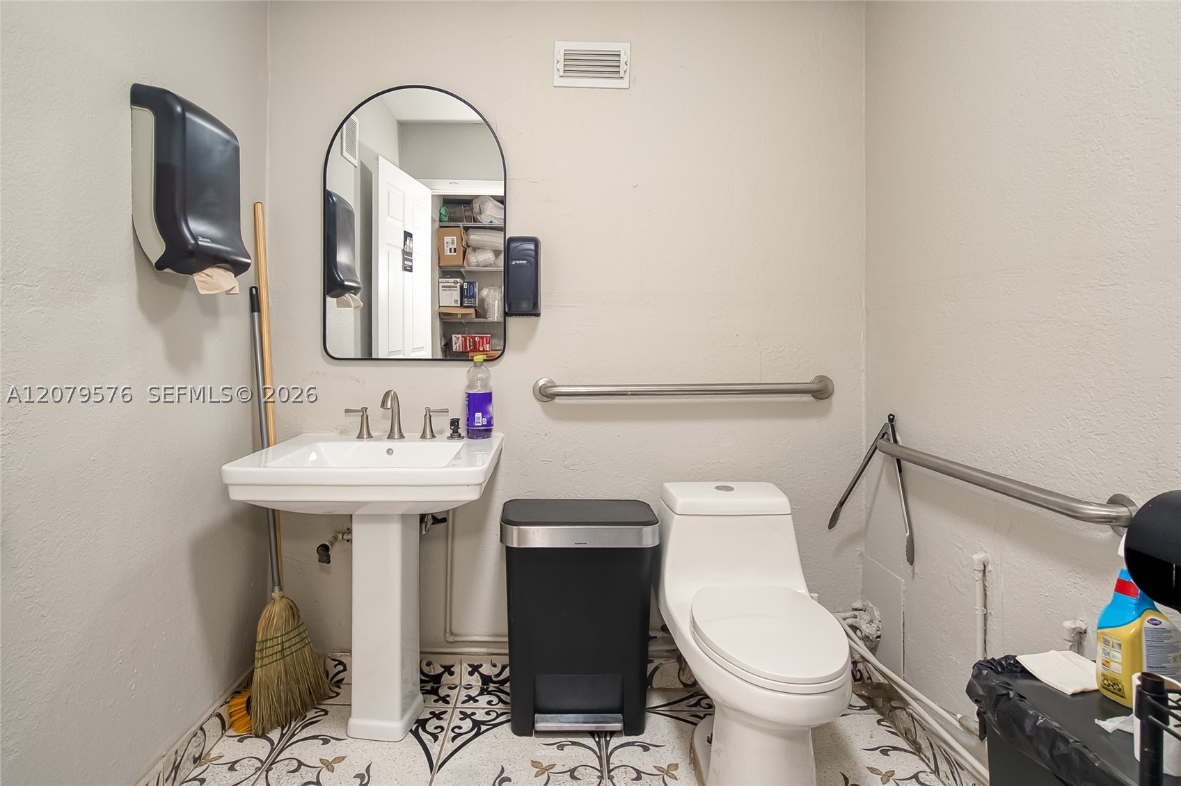 17010 W Dixie Hwy Property Photo 23