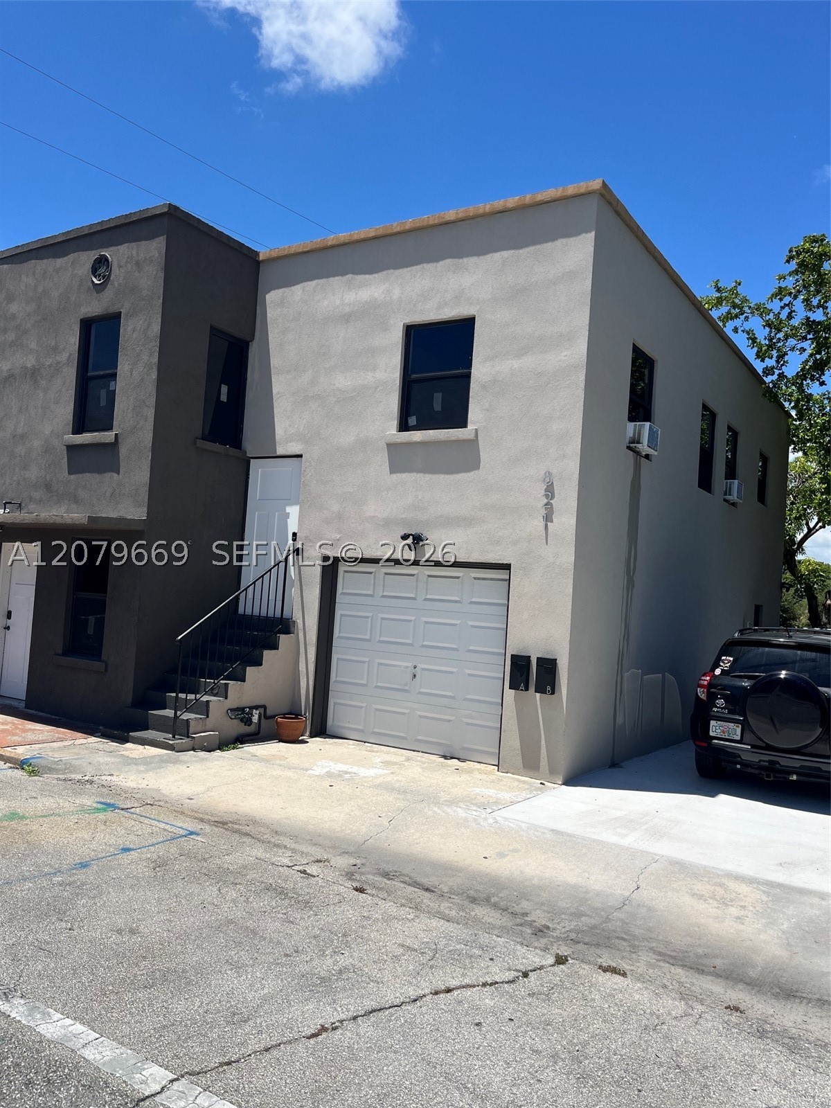 821 N Tamarind Ave B Property Photo 1