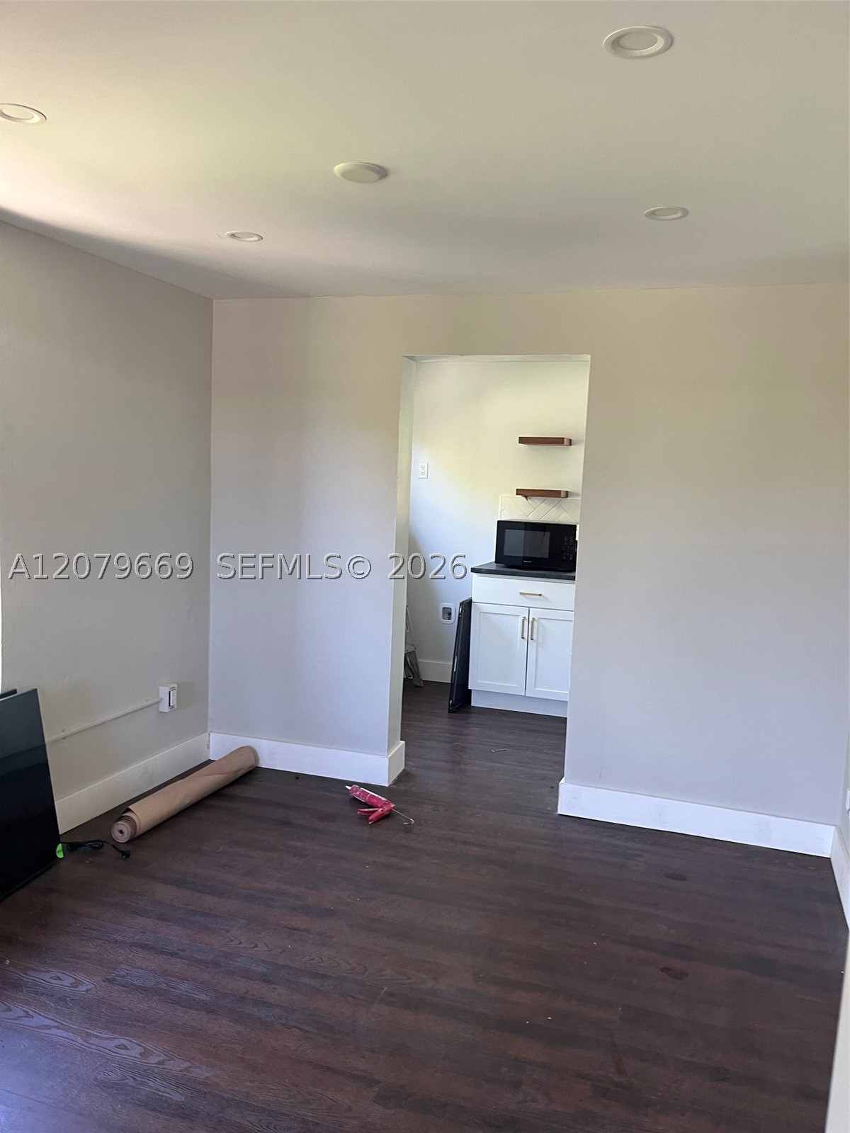 821 N Tamarind Ave B Property Photo 4
