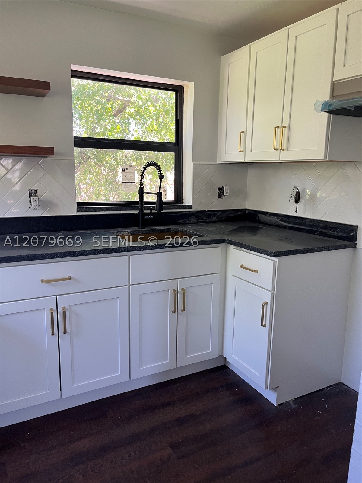 821 N Tamarind Ave B Property Photo 6