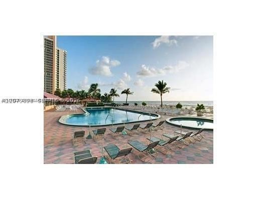 19201 Collins Ave 748 Property Photo 4