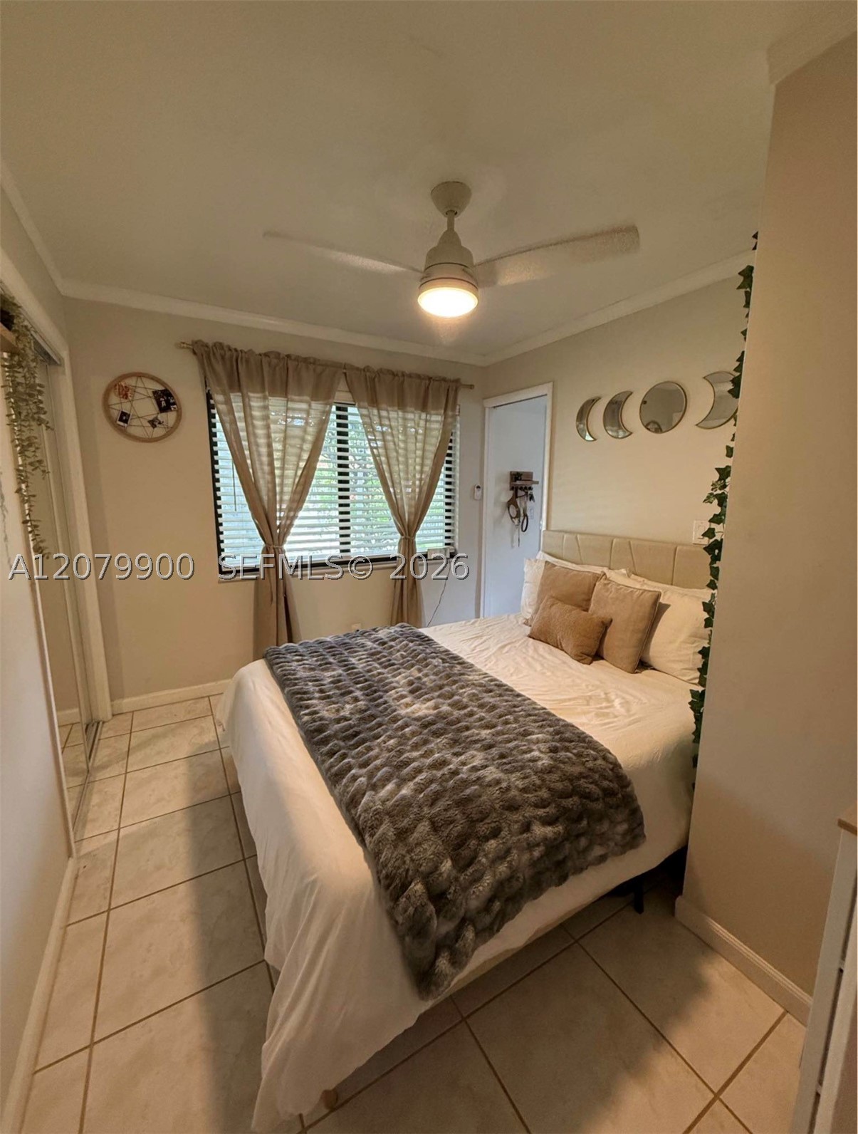 612 W Drew St Property Photo 6