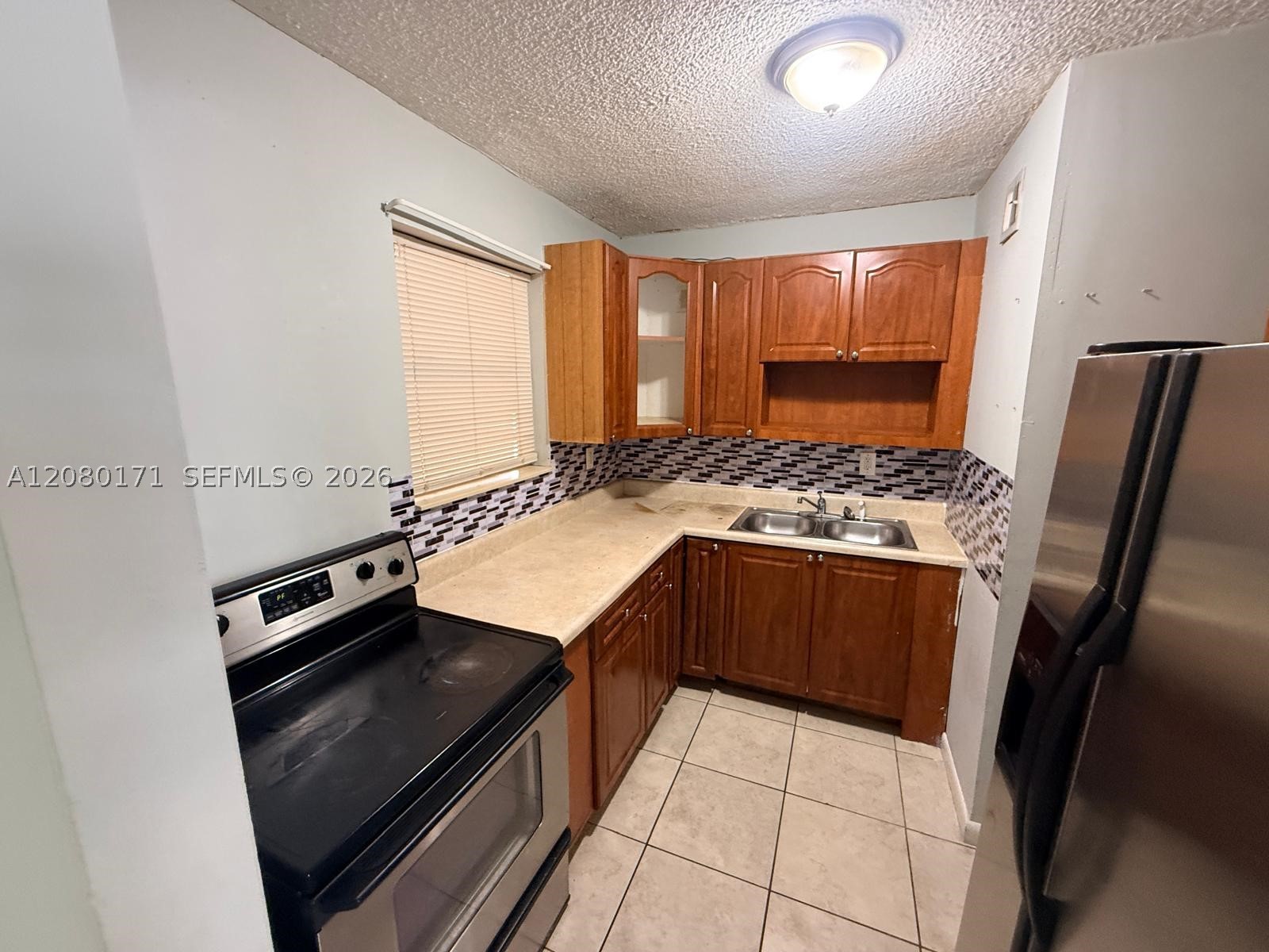 525 W 69th St 106 Property Photo 4