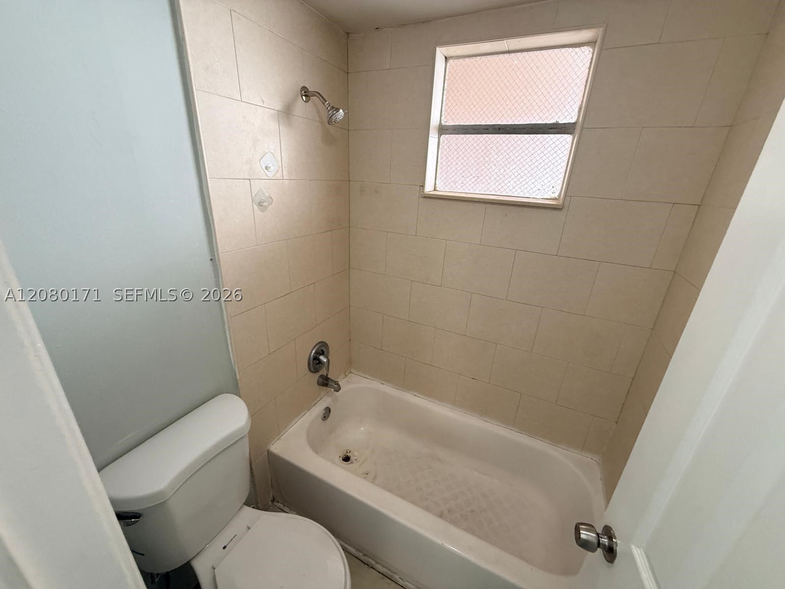 525 W 69th St 106 Property Photo 8