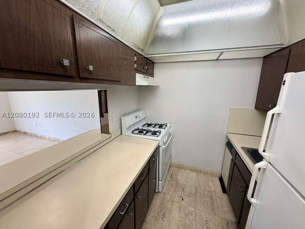 1300 W 53rd St 32 Property Photo 1