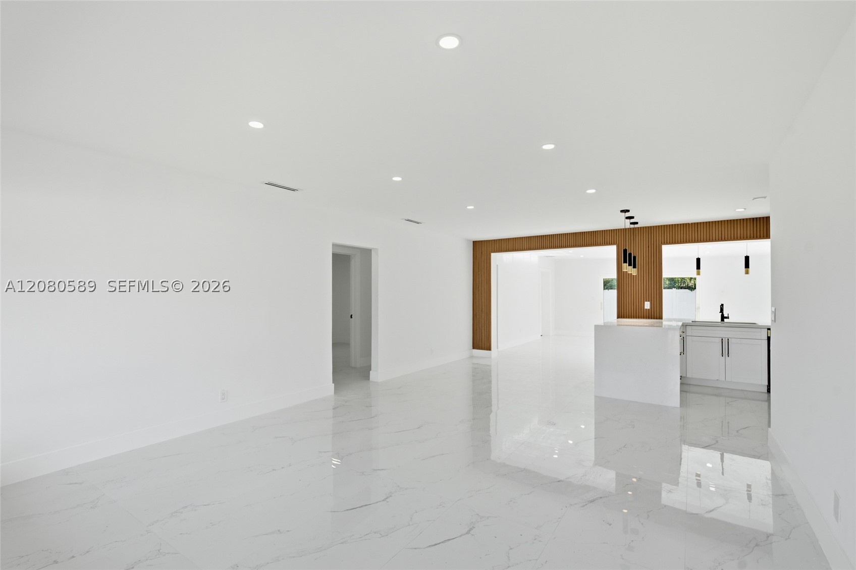 824 Nw 29th Ct Property Photo 4