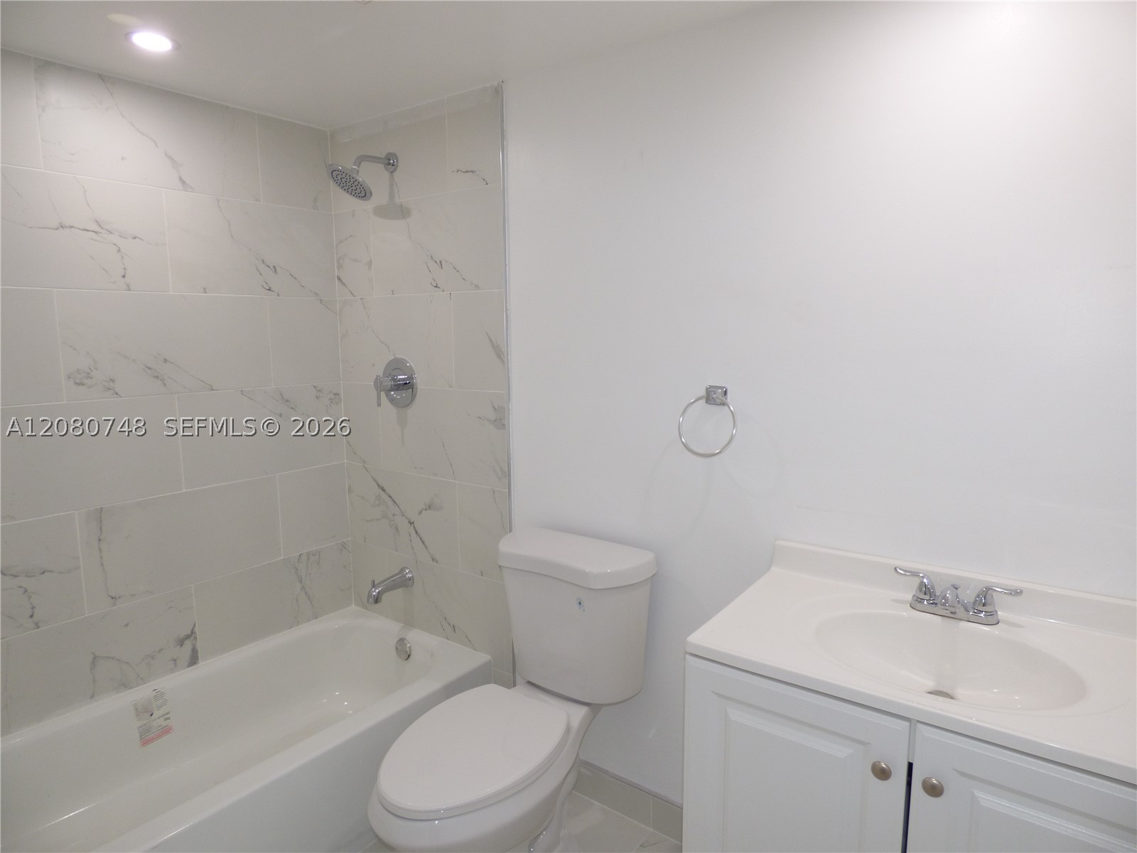 361 S Hollybrook Dr 302 Property Photo 3