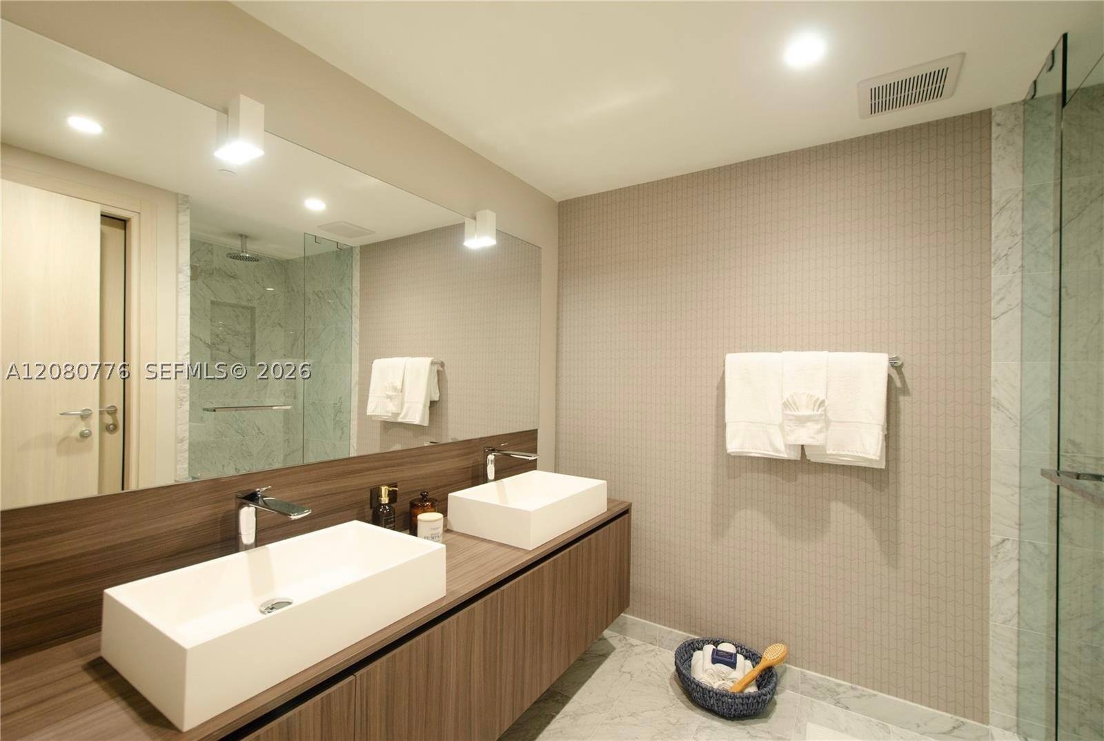 1000 Brickell Plz 4207 Property Photo 14