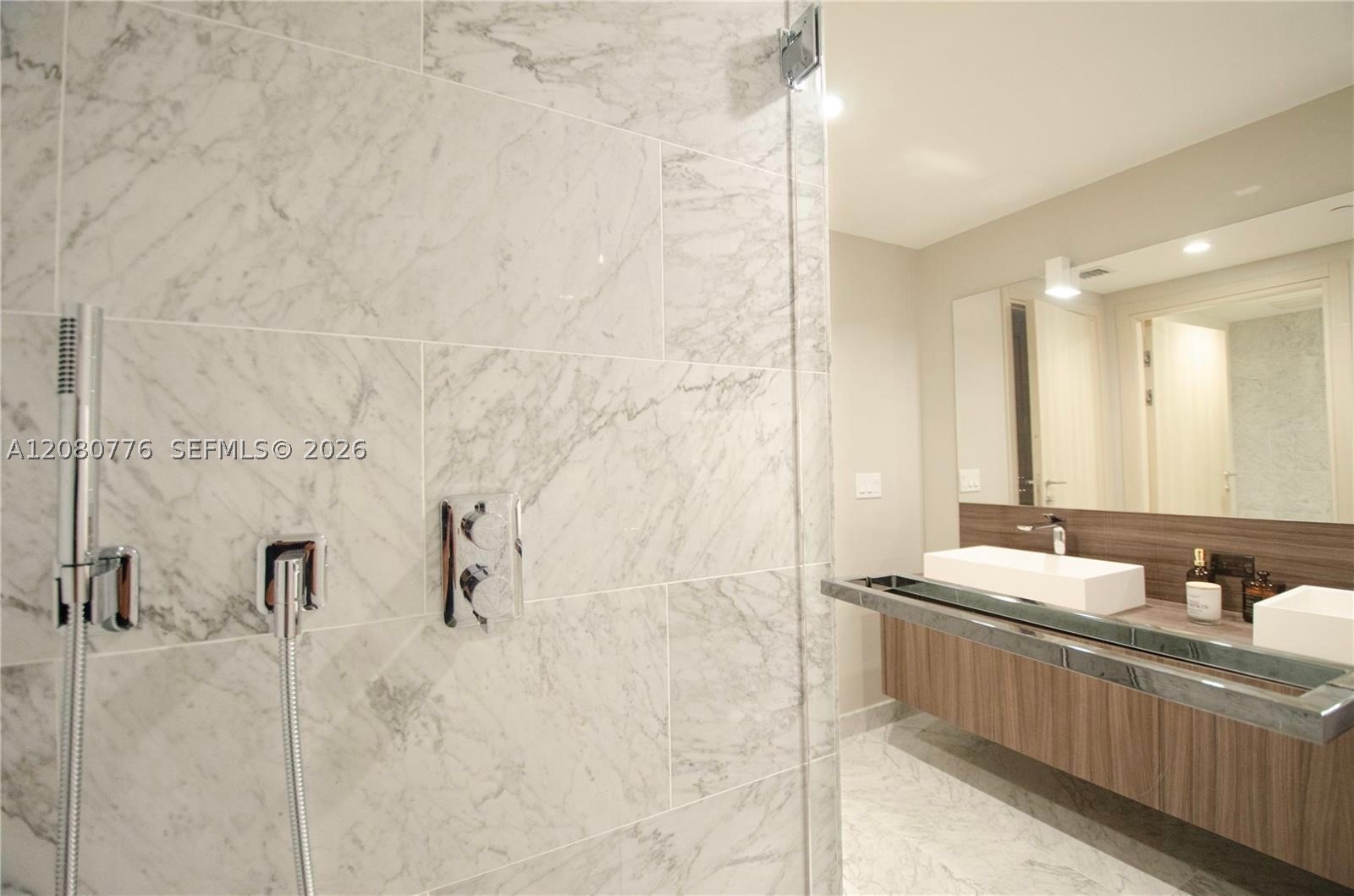 1000 Brickell Plz 4207 Property Photo 16