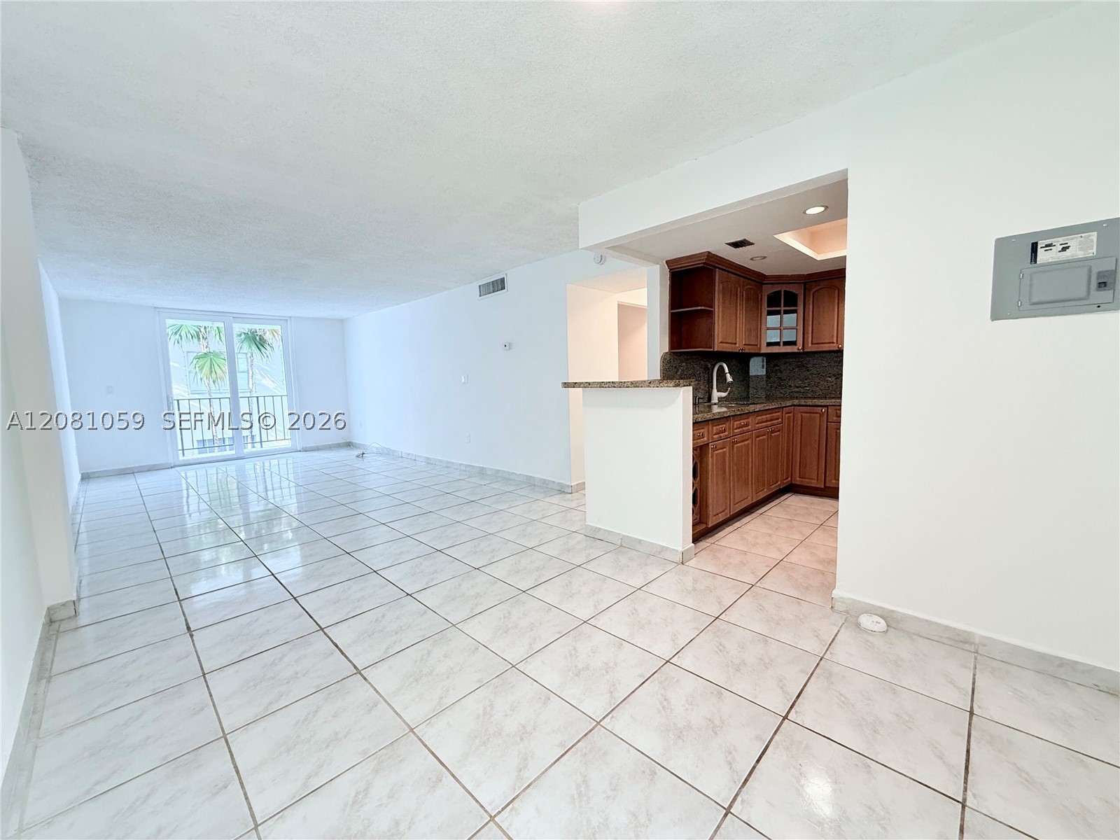 720 Collins Ave 204 Property Photo 3