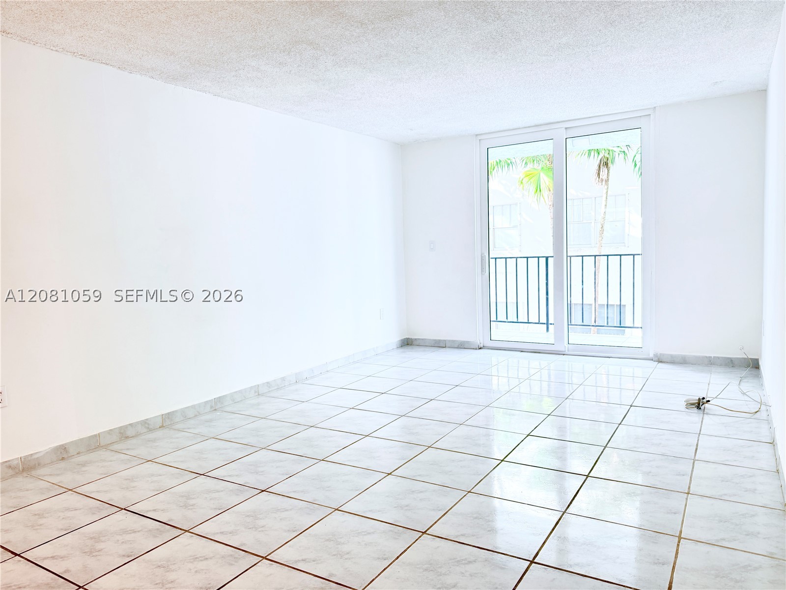 720 Collins Ave 204 Property Photo 4