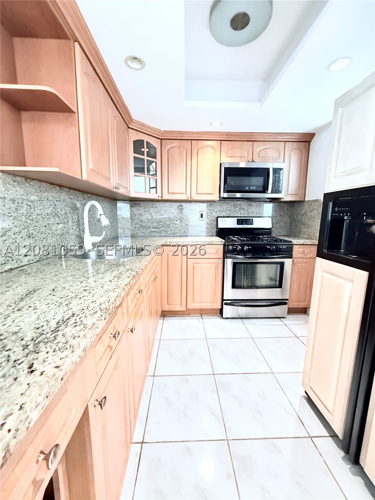 720 Collins Ave 204 Property Photo 6