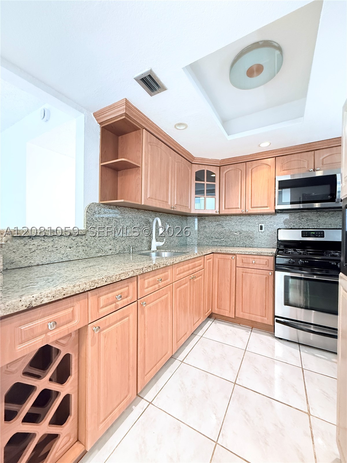 720 Collins Ave 204 Property Photo 8