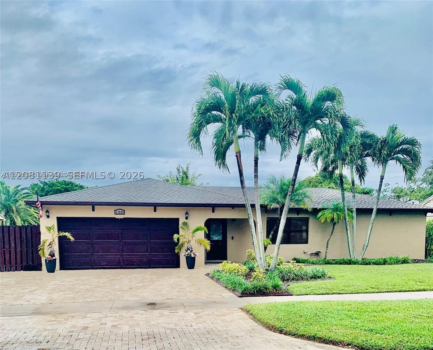 11525 SW 54th St Property Photo 1