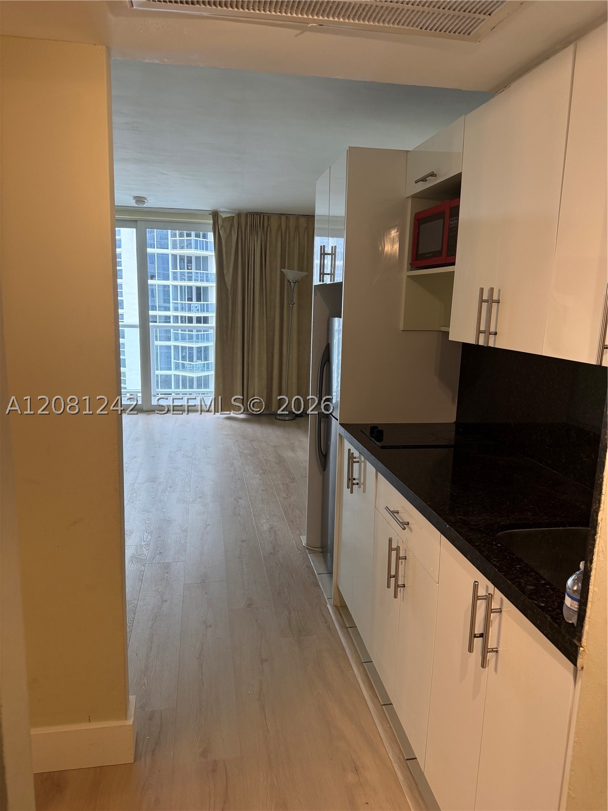 19201 Collins Ave 717 Property Photo 6