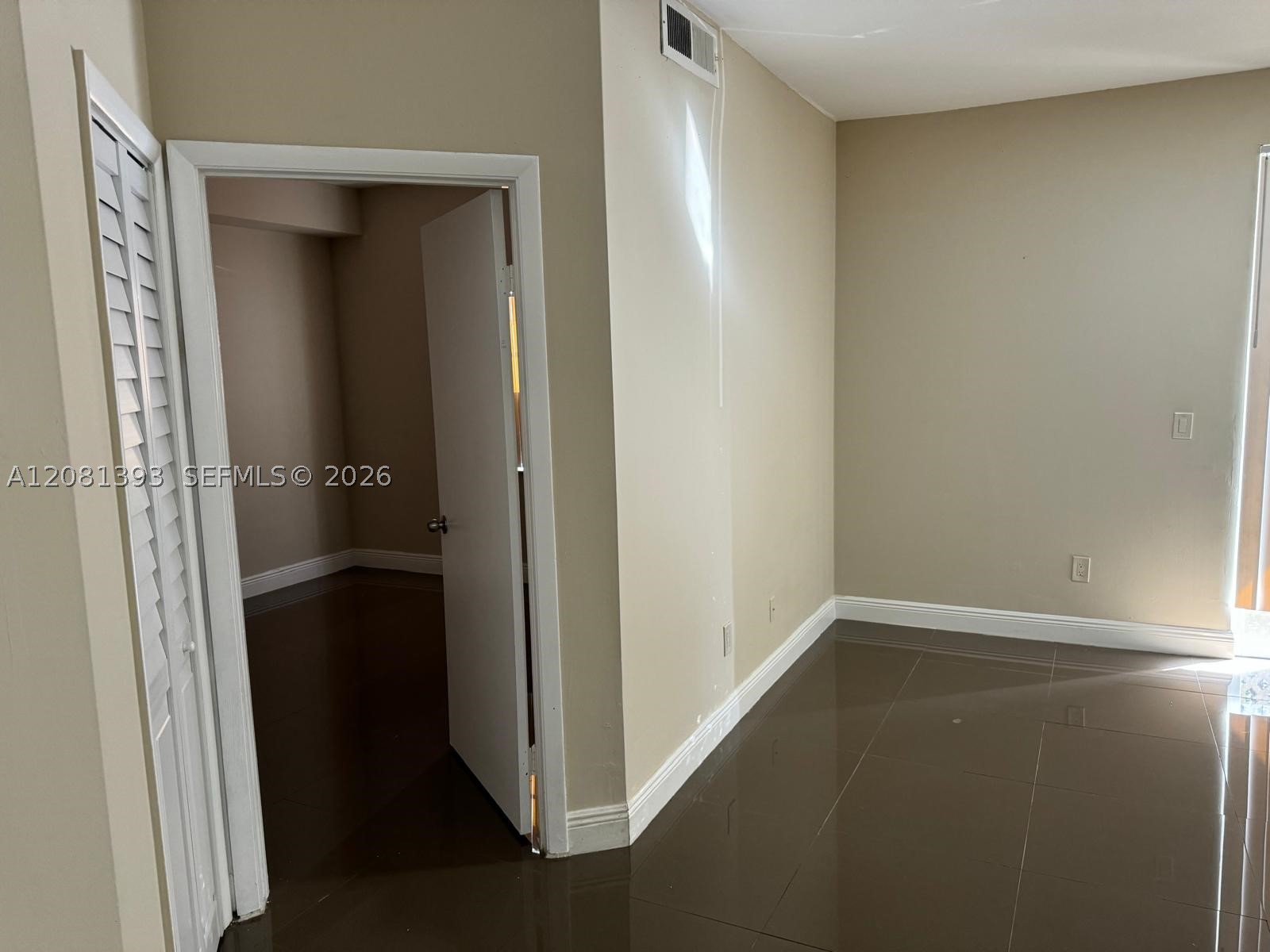 18324 NW 68th Ave B Property Photo 1