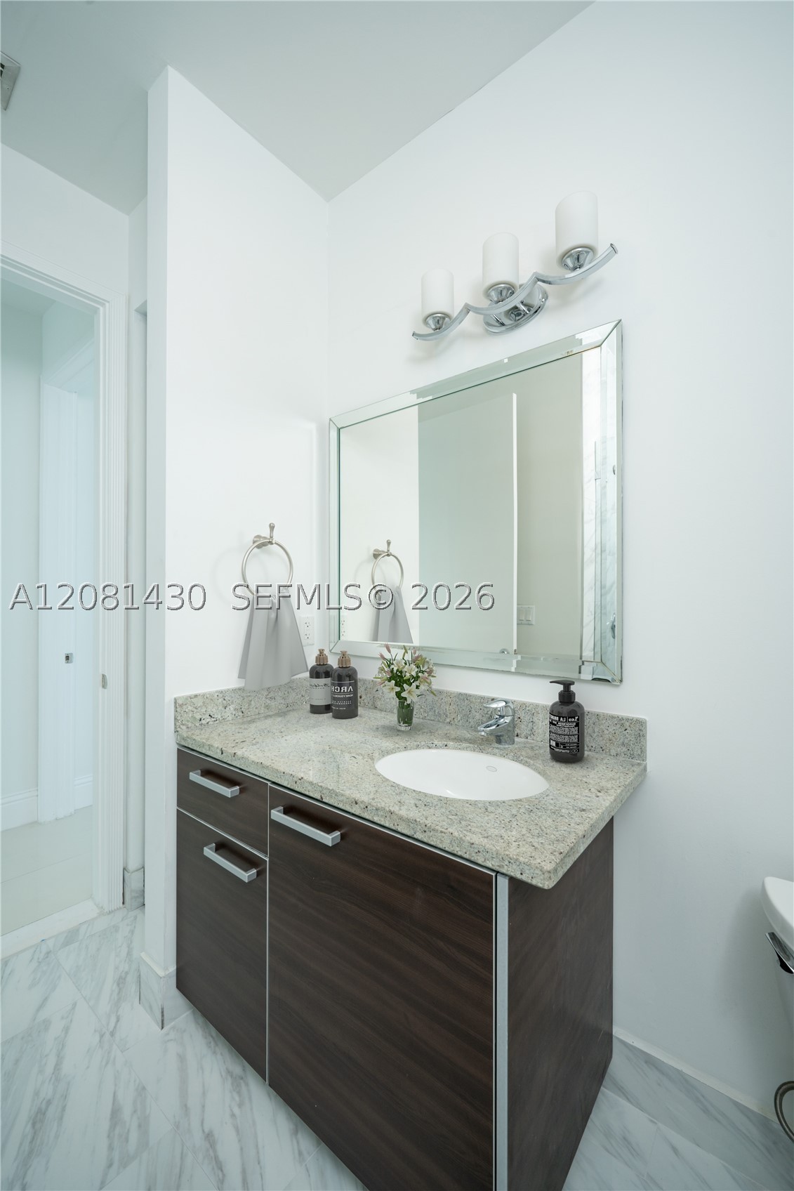 185 Sw 7th St 4412 Property Photo 6
